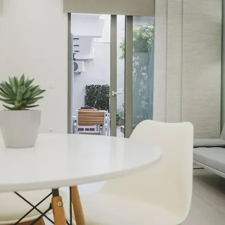 Apartment Apts. For Large Group With Parking & Yard