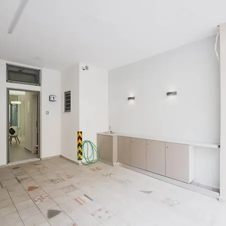 Apts. For Large Group With Parking & Yard Apartment