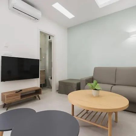 Apts. For Large Group With Parking & Yard Apartment