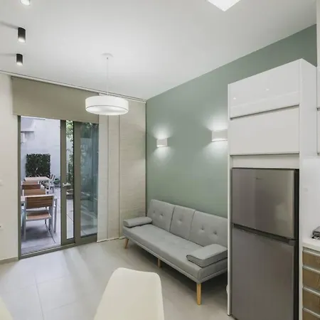 Apts. For Large Group With Parking & Yard Apartment *