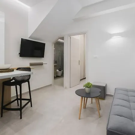 Apts. For Large Group With Parking & Yard Apartment *