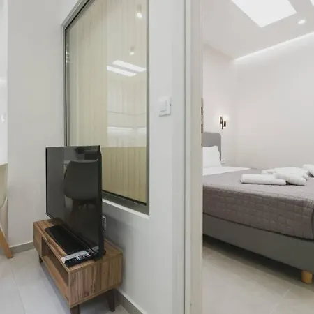 Apts. For Large Group With Parking & Yard *